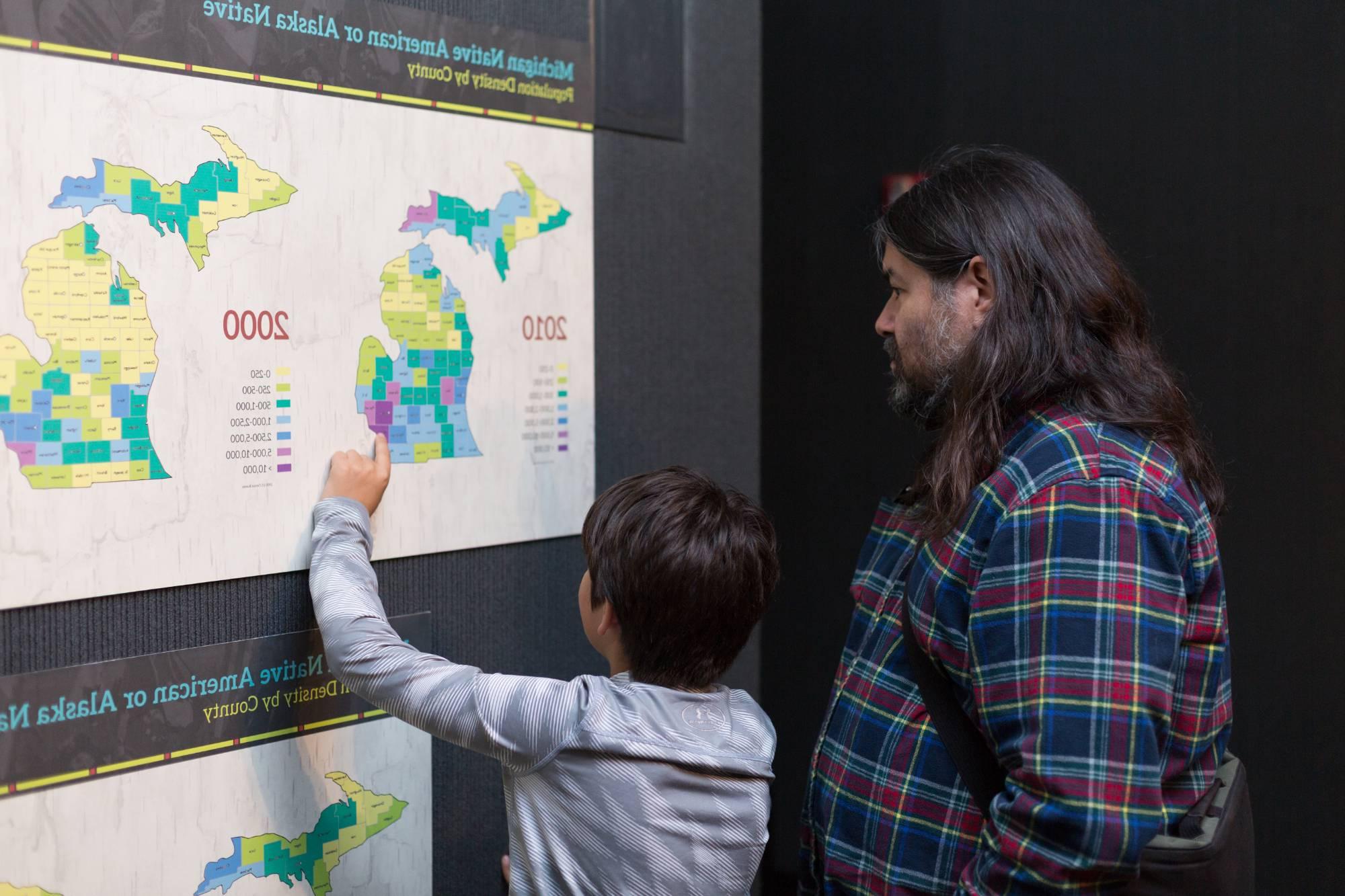一个孩子指着今天密歇根土著居民的地图